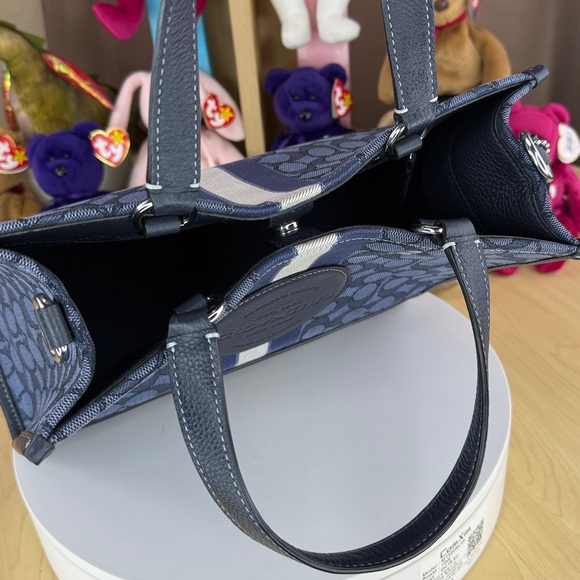 💥COACH - Dempsey Carryall In Signature Jacquard With Stripe And Patch - 45U520 - Picture 13 of 17